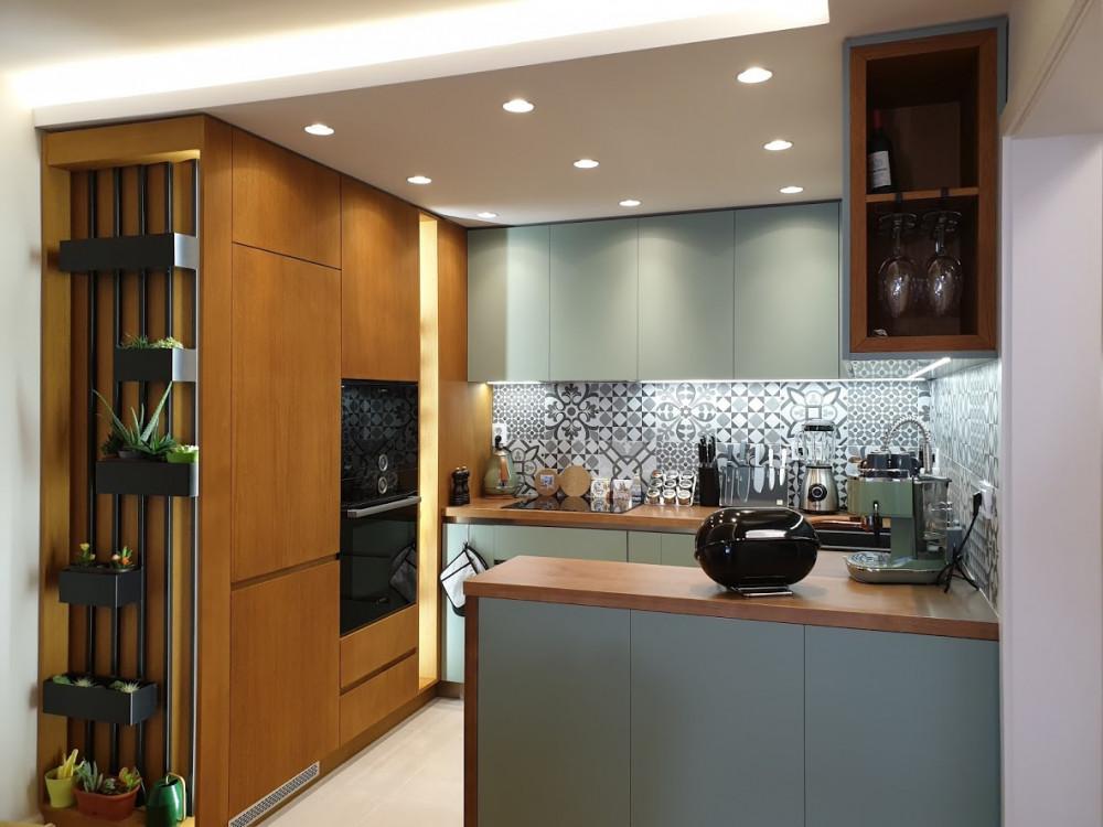 Кухня комбинация от лакиран и фурнирован MDF с метални декоративни елементи _21