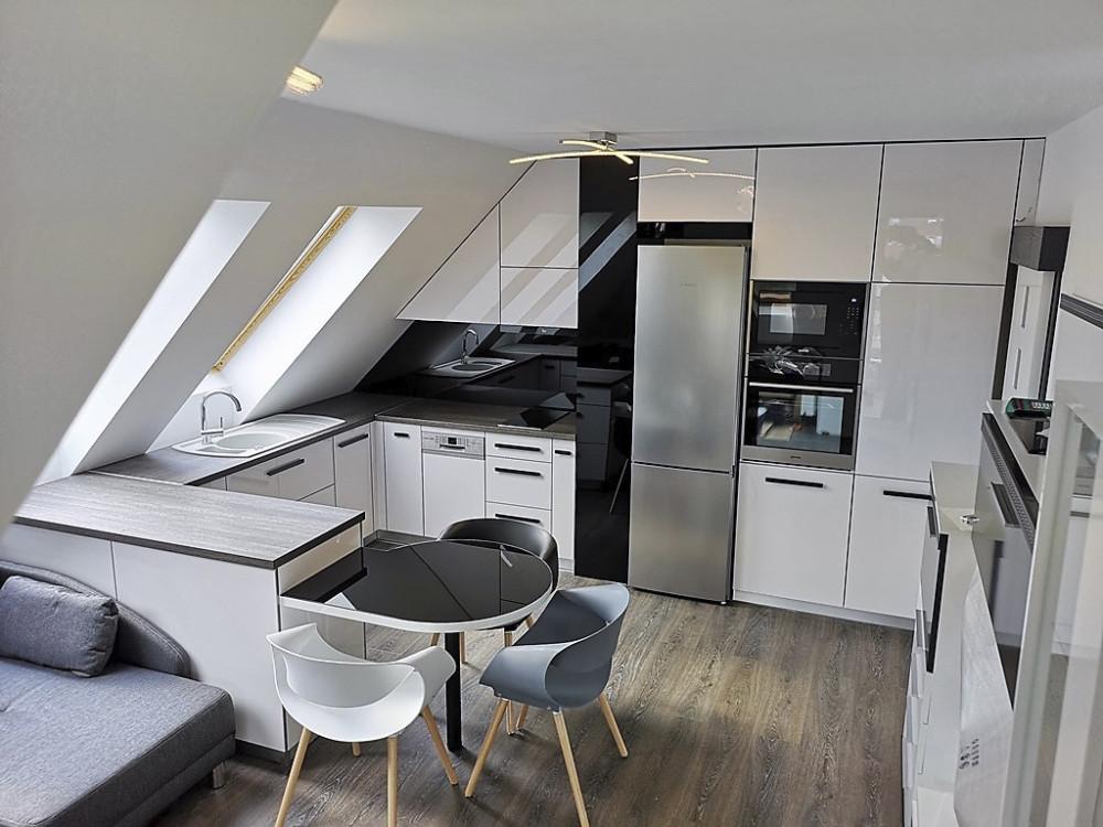 Скосена кухня от акрилен High Gloss Бяла гланцова кухня с елементи от черен лакобел интегрирана в скосяванията на помещение тип Loft _4
