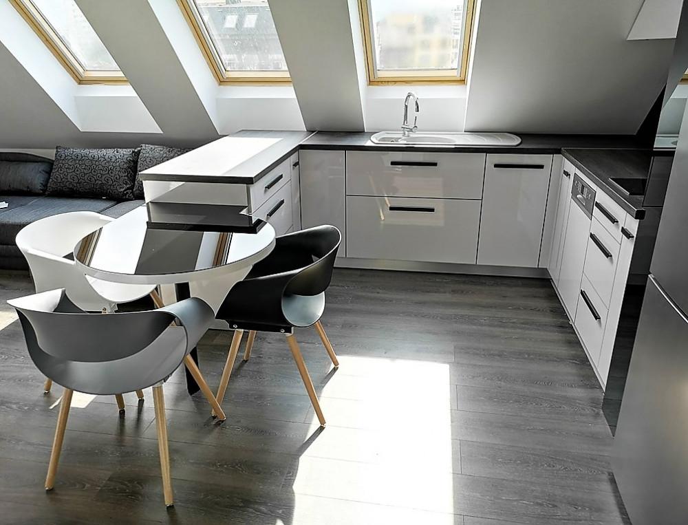 Скосена кухня от акрилен High Gloss Бяла гланцова кухня с елементи от черен лакобел интегрирана в скосяванията на помещение тип Loft _3