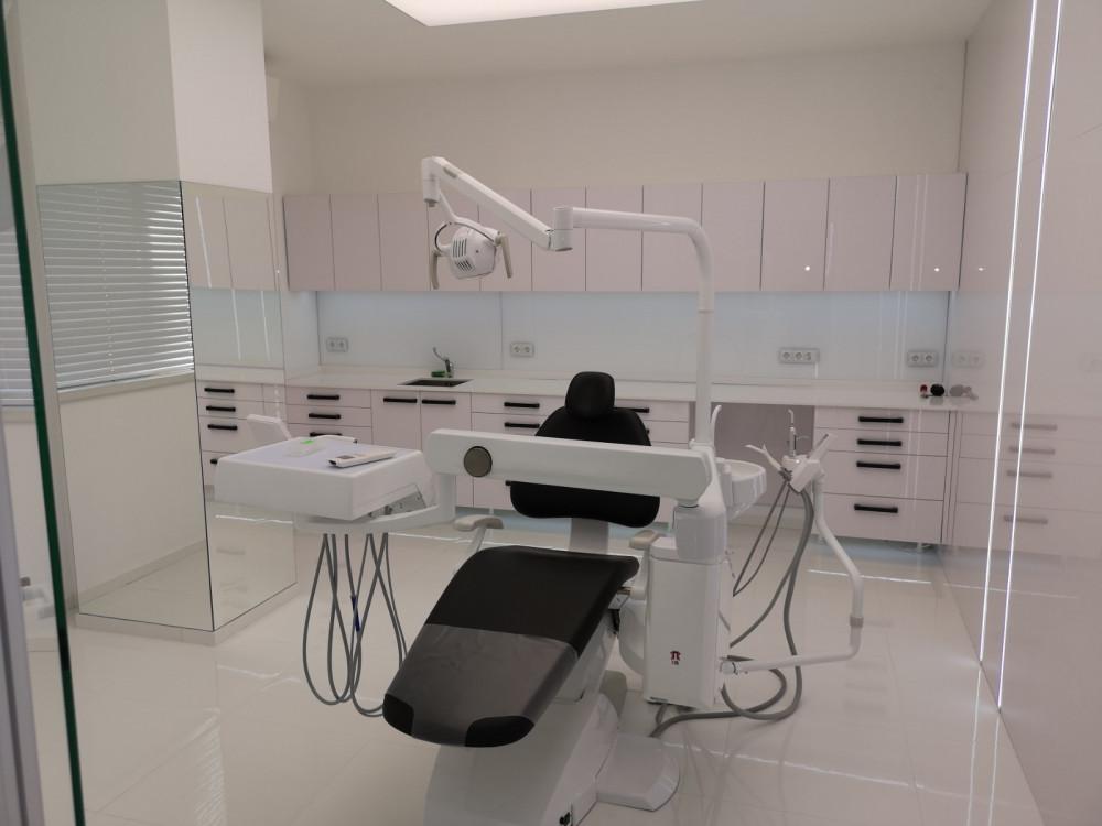 Кабинет от акрилен High Gloss, плотове Silestone и лакобел. Клиника за естетична хирургия ANVELI _2