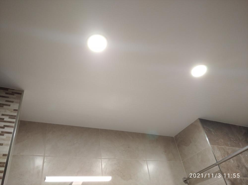 Лед осветление 3 бр. лунички и допълнително тяло над огледалото