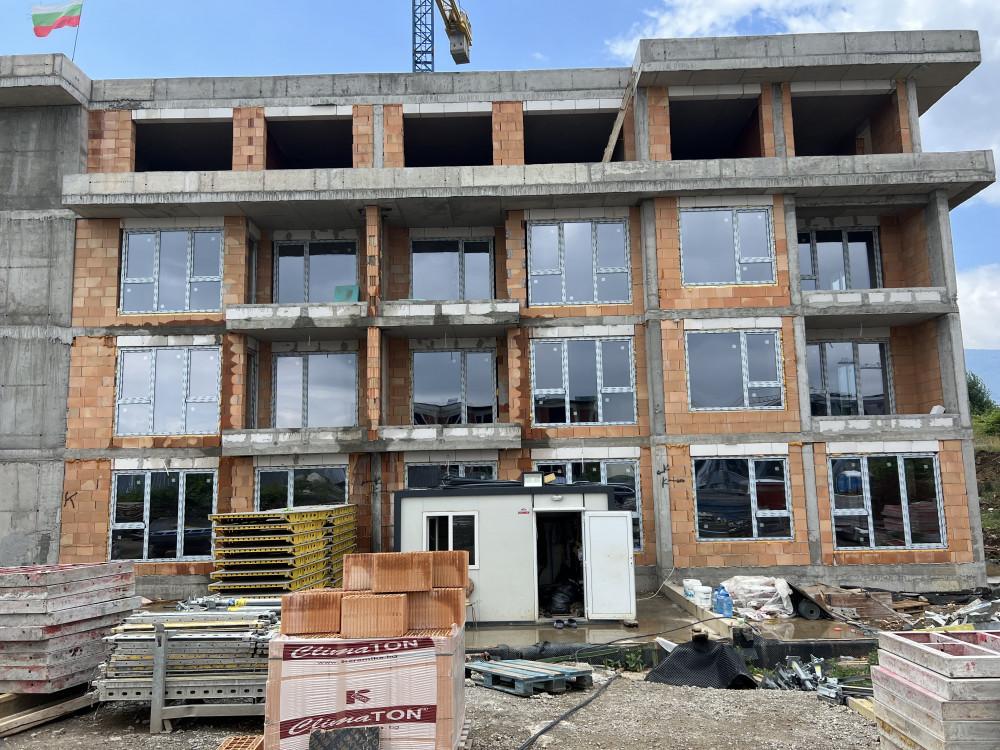 0DCA909B-0752-453B-933A-062608C9B41A