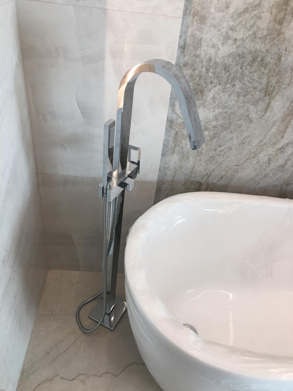 Вертикален вграден в пода смесител за вана