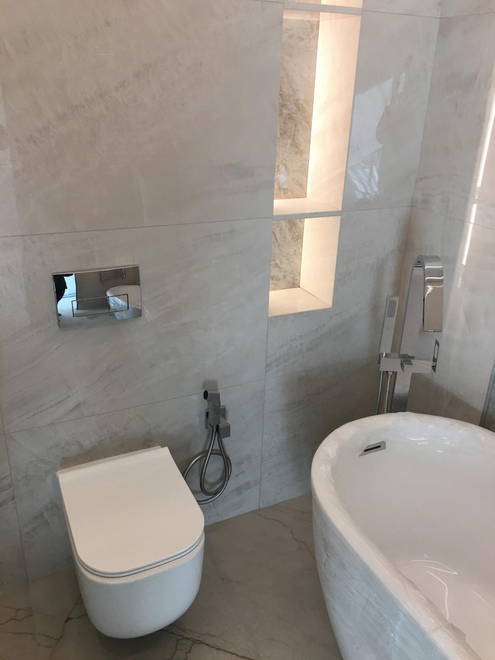 Тоалетна чиния, хигиенен душ, смесител и вана