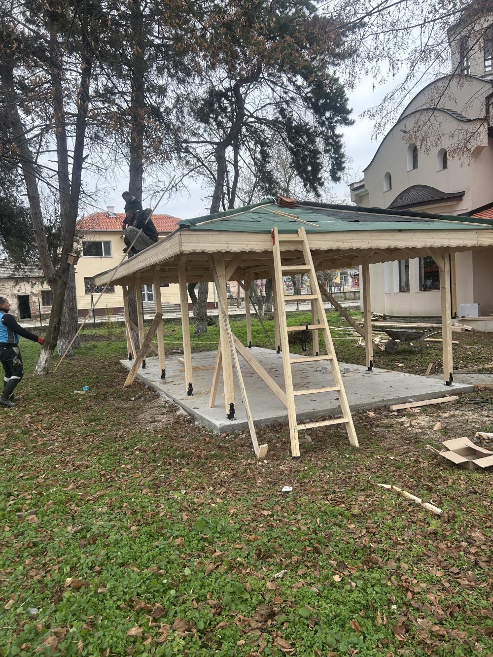 Беседка направена в двор на парк