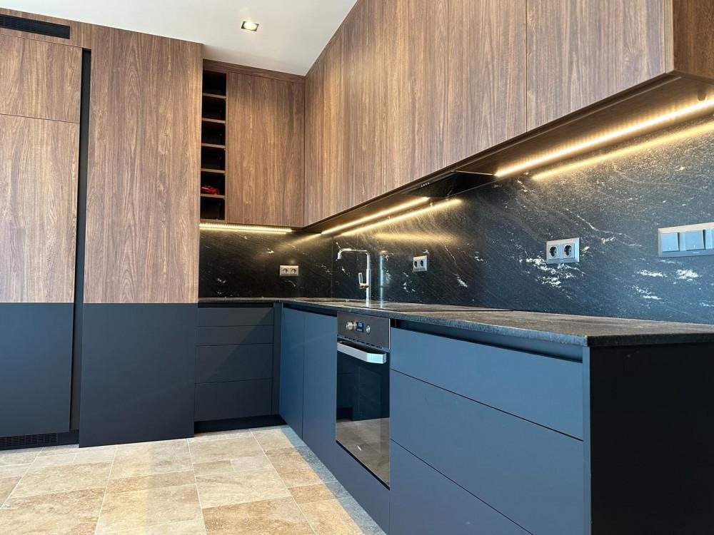 кухня гранит настилка травертин .jpg