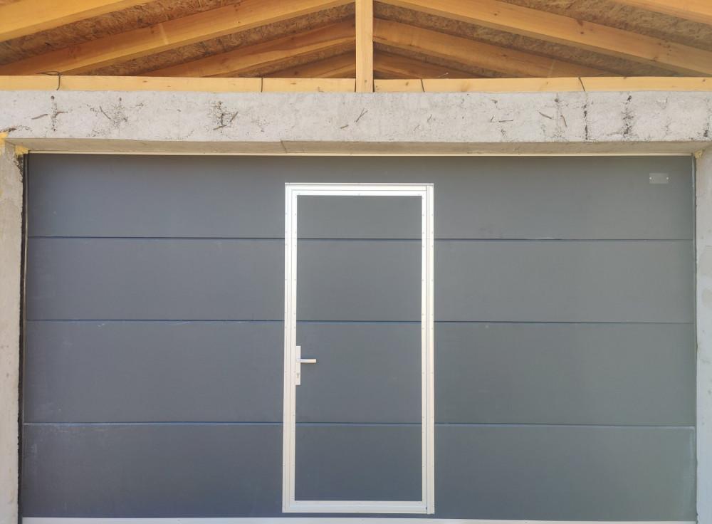 Секционна врата с вградена пешеходна врата