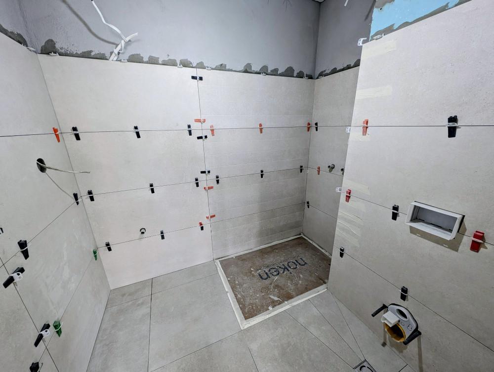 Плочки по стени и под