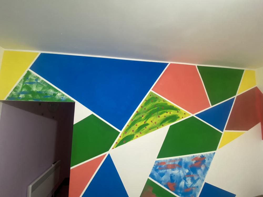 Оцветена стена за детска стая!
