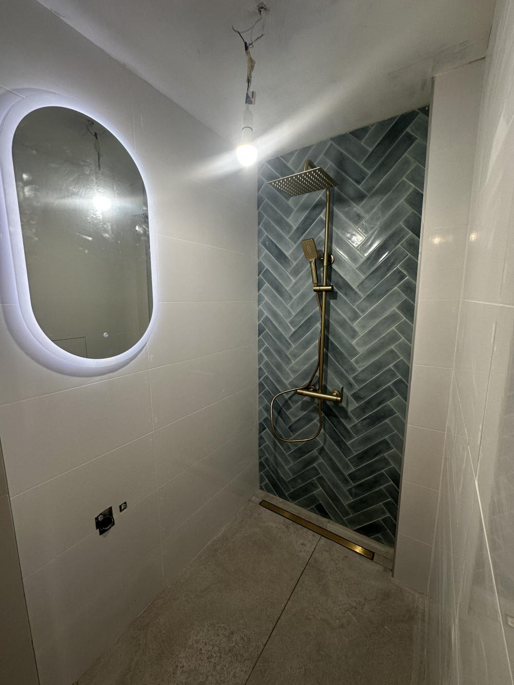 Баня с плочки наредени на рибена кост.