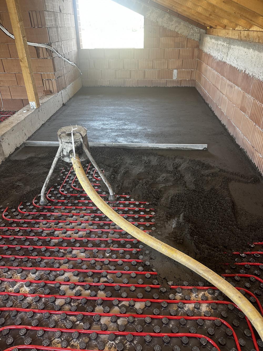 Положено подово отопление и полагане на машинна замазка 120 м2, измерено в рамките на деня.