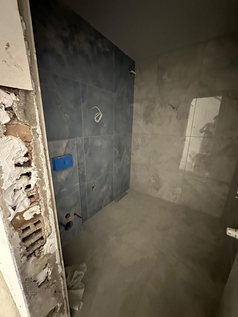 Последен ред плочки в баня