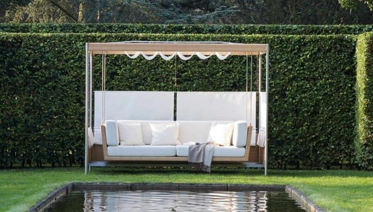 Градински люлки тип павилион ще освежат големия двор