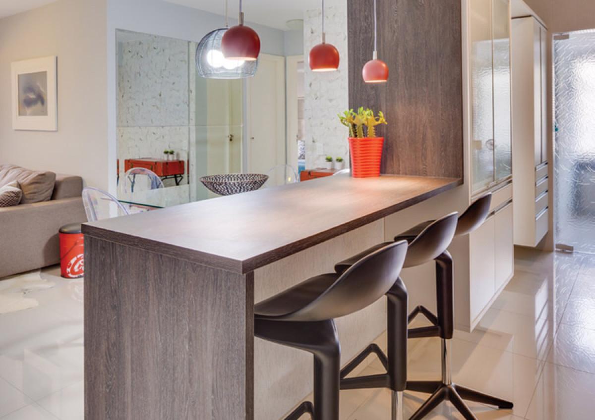 Барплотът е класическо решение за разделяне на голямо помещение