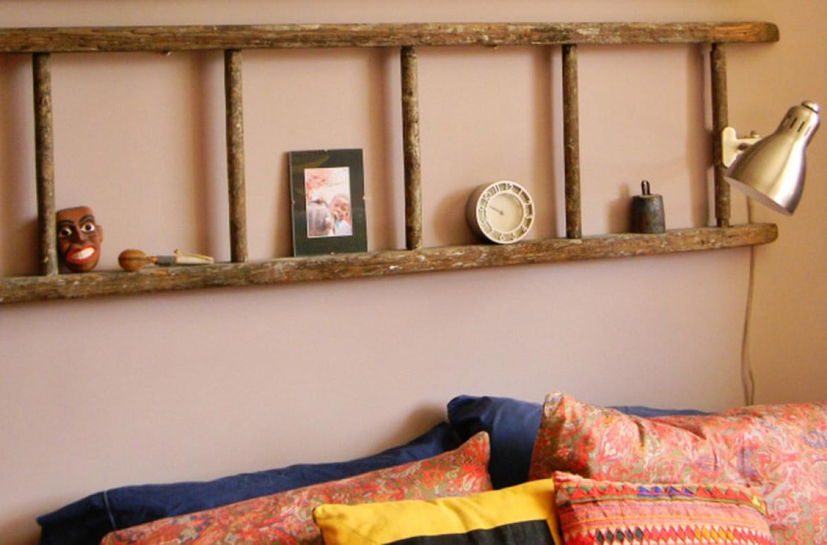 Вместо табла над леглото