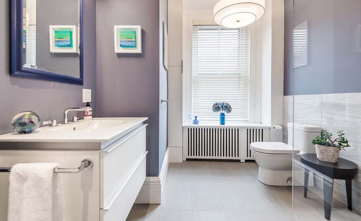 Как да внесем лилавото за една семпла и очарователна баня?