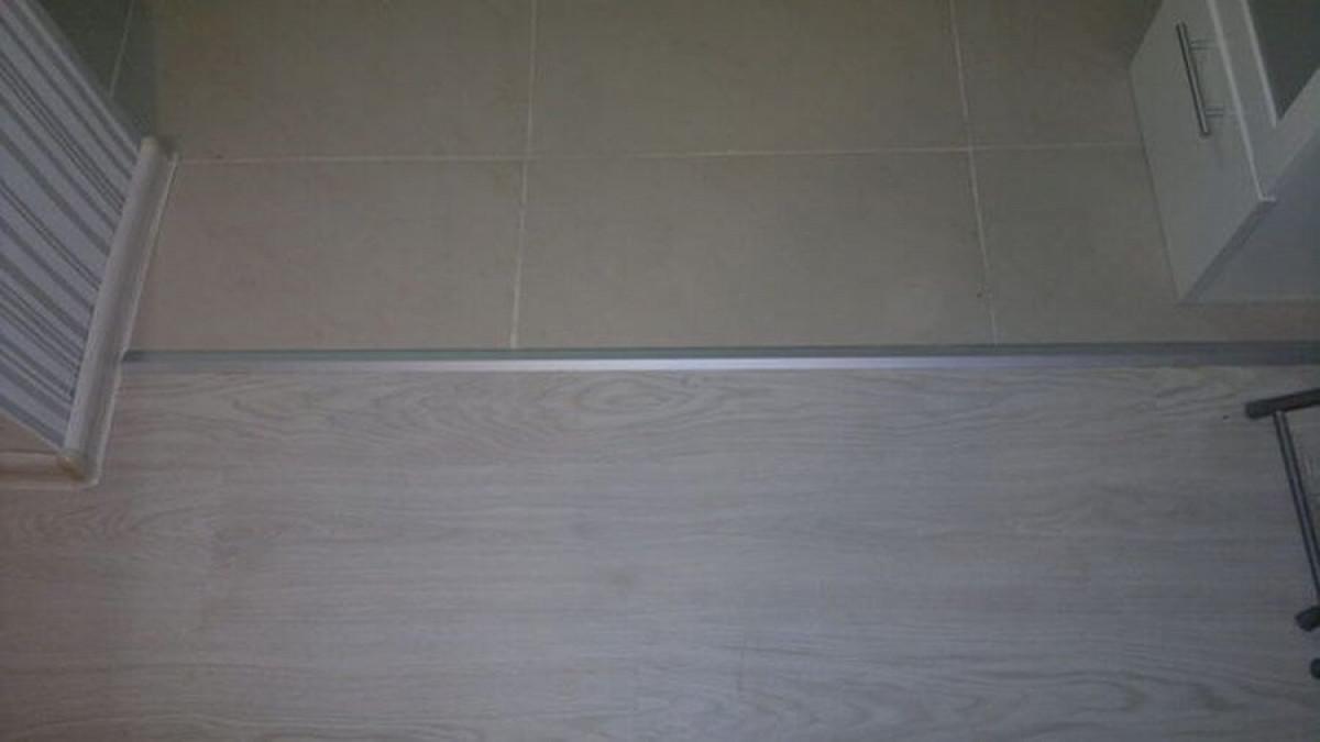 За настилките - гранитогрес и ламинат