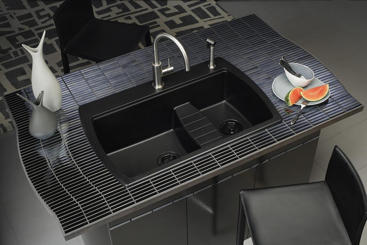 Мивката от синтетичен гранит придава стил на цялото помещение