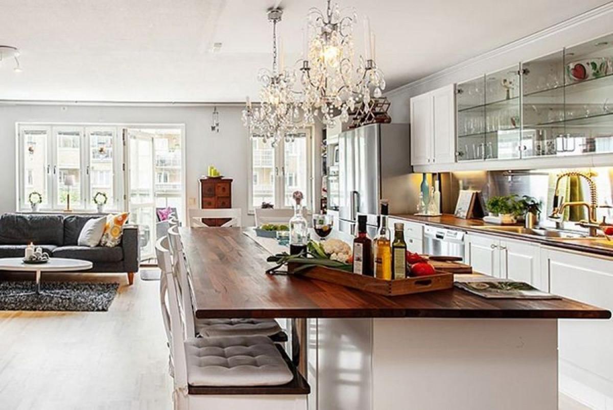 Плот и трапезна маса в едно