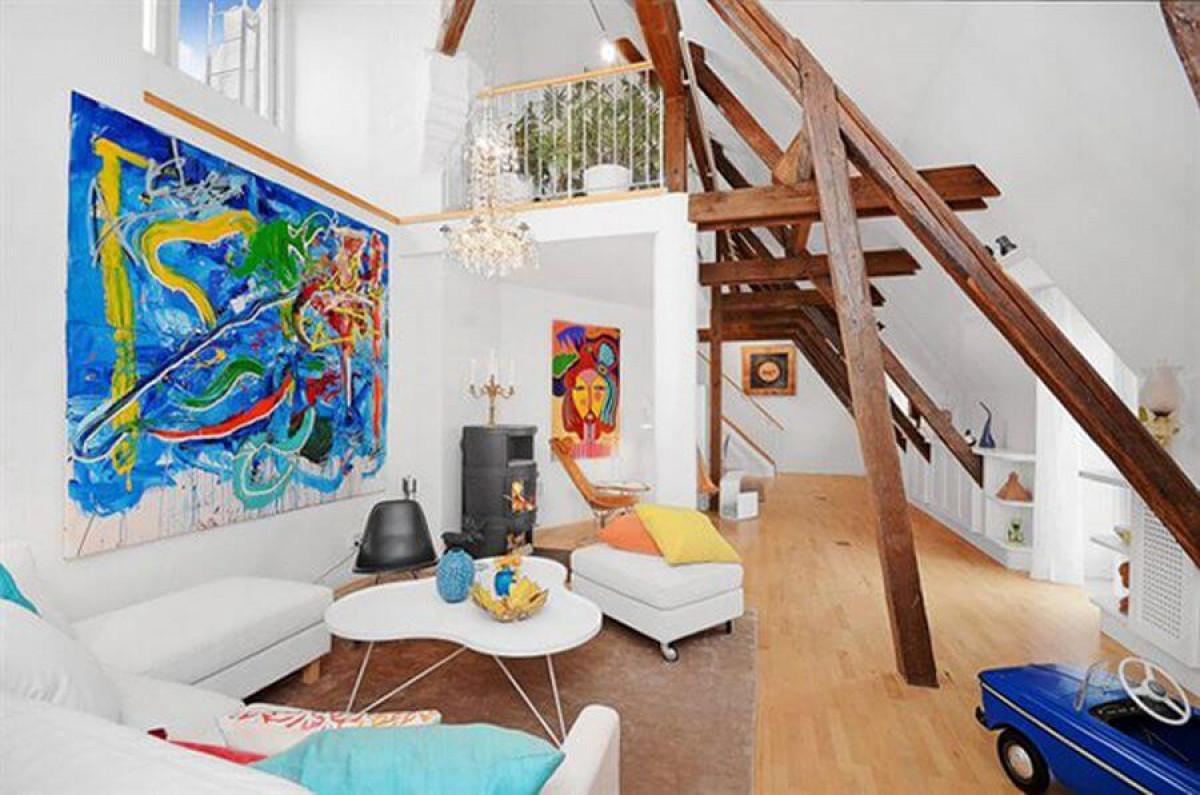 Живописна мансарда в ярки цветове