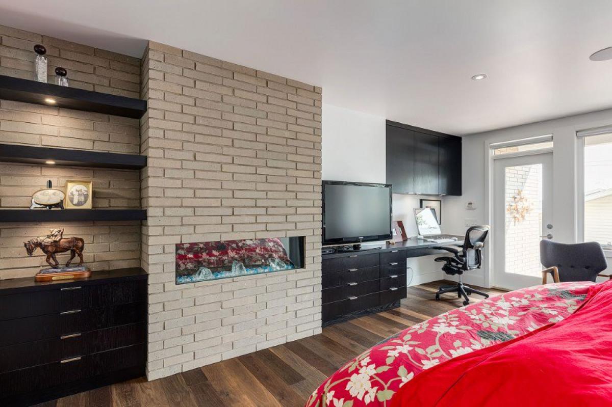 Да хвърлим един поглед и на втория етаж: спалнята е фантастична