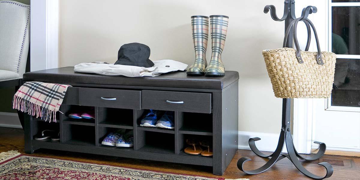 Закачалки и място за обувки