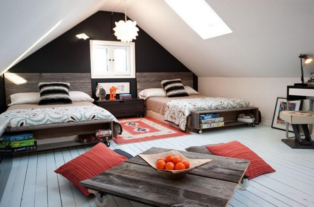 Друг прочит на детска стая в мансарда