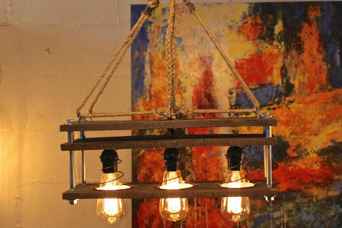 Семпъл и старинен полилей