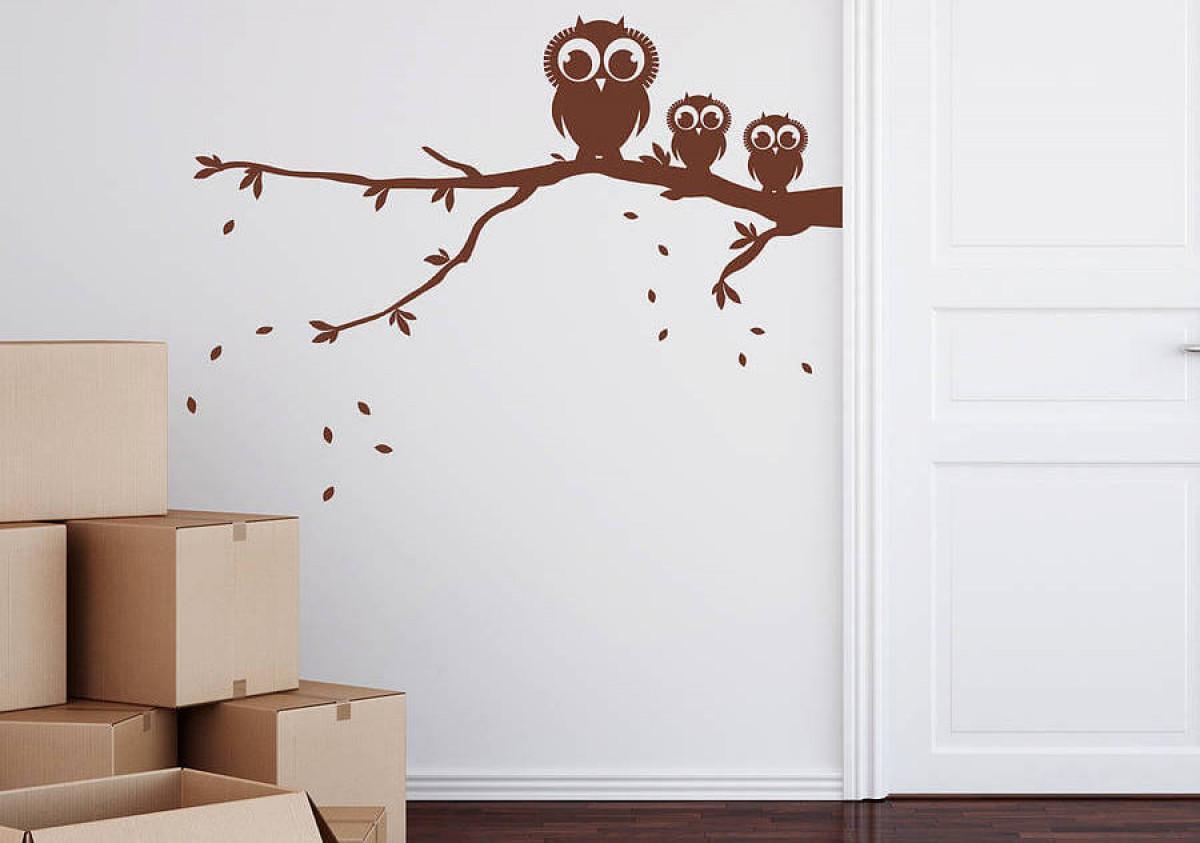 Премахнете всички картини и стикери от стените