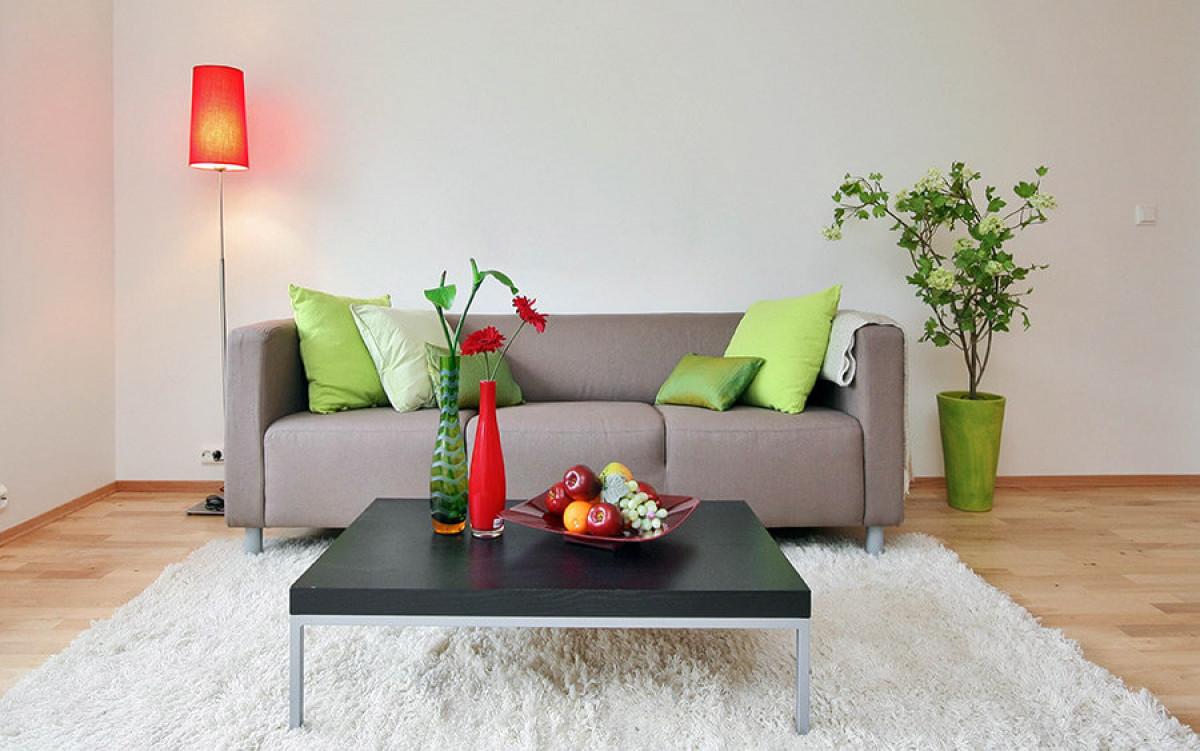 Почистете под мебелите и освежете килимите