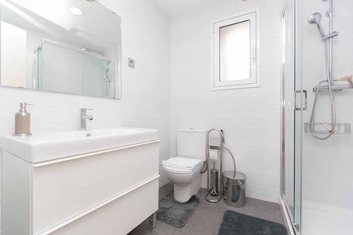 Бялата баня изглежда по-просторна и чиста