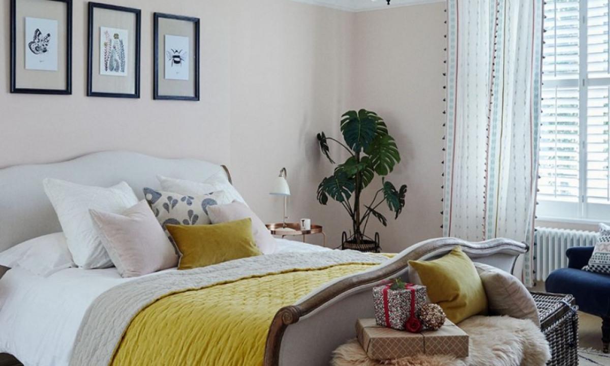 Спалнята - цветна, но семпла