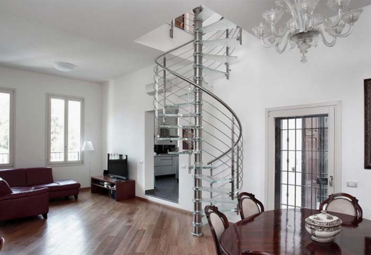 Стълбище от стъкло и хром
