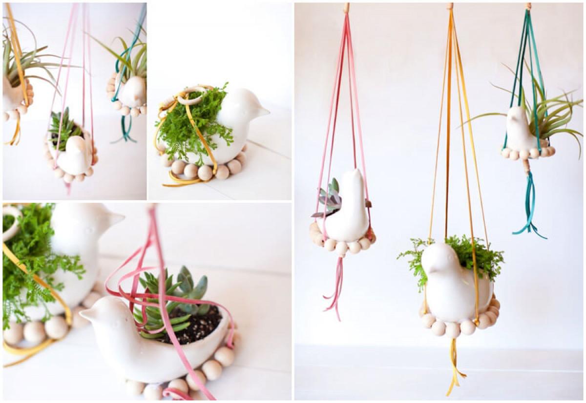 Керамичните птички кацат на балкона по време на всеки сезон