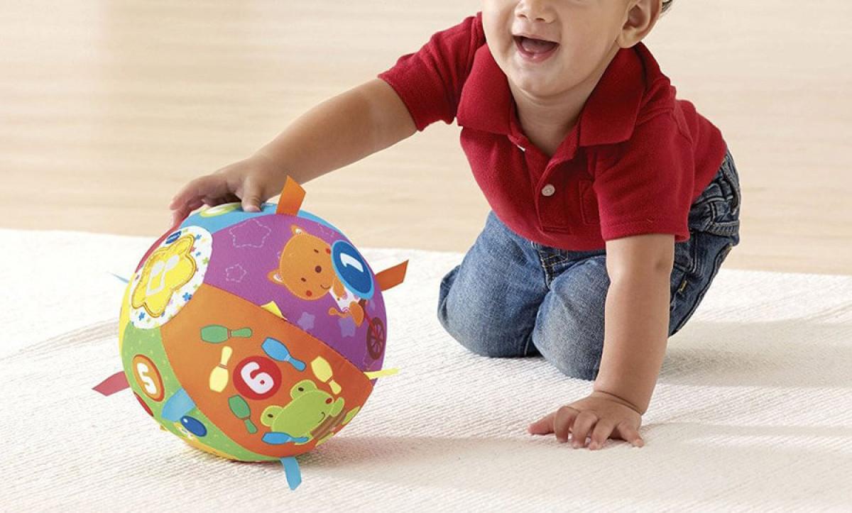 Звънящата мека топка подпомага развитието на сетивата