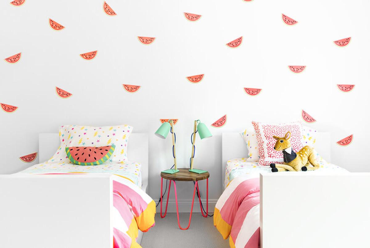 Балансирайте семплата обстановка с няколко дребни, но ярки елемента