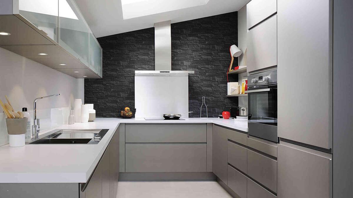 Класическа комбинация от сиво и бяло