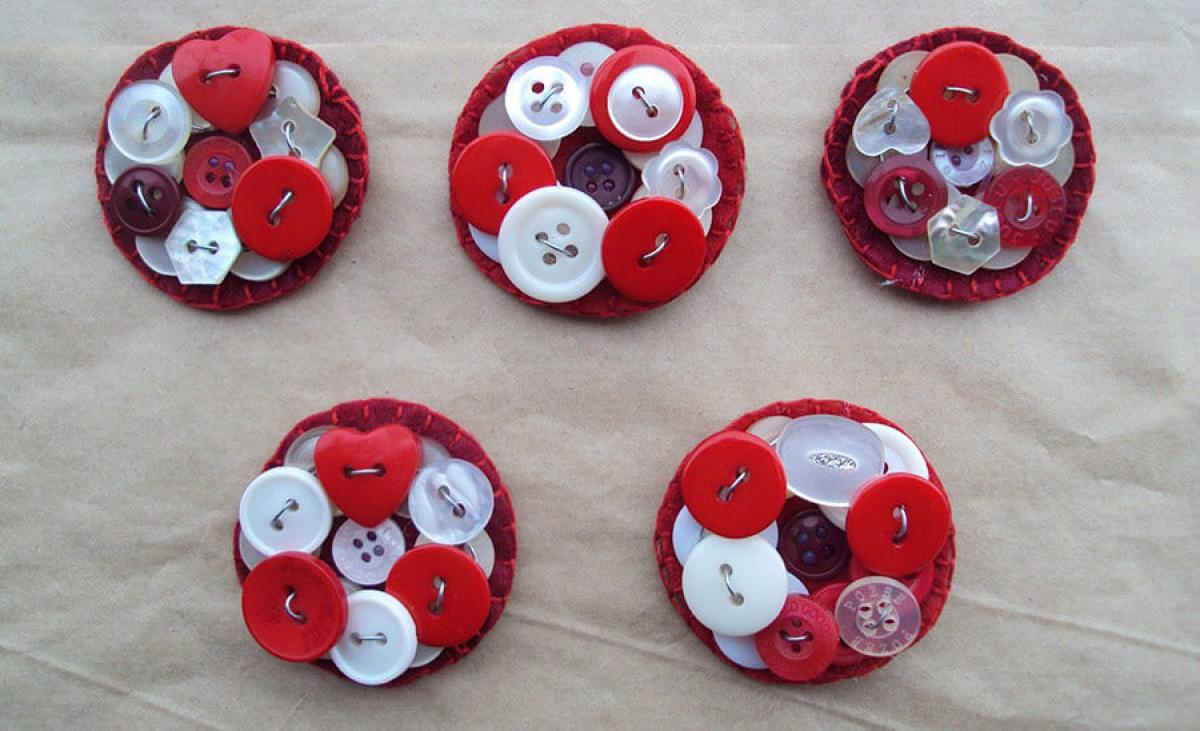 Лесна и чудесна мартеничка от копчета