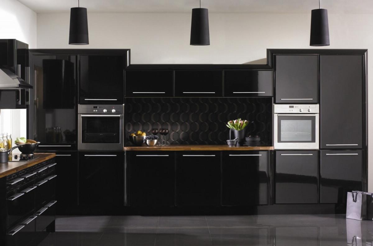 Преобладаващи черни нюанси