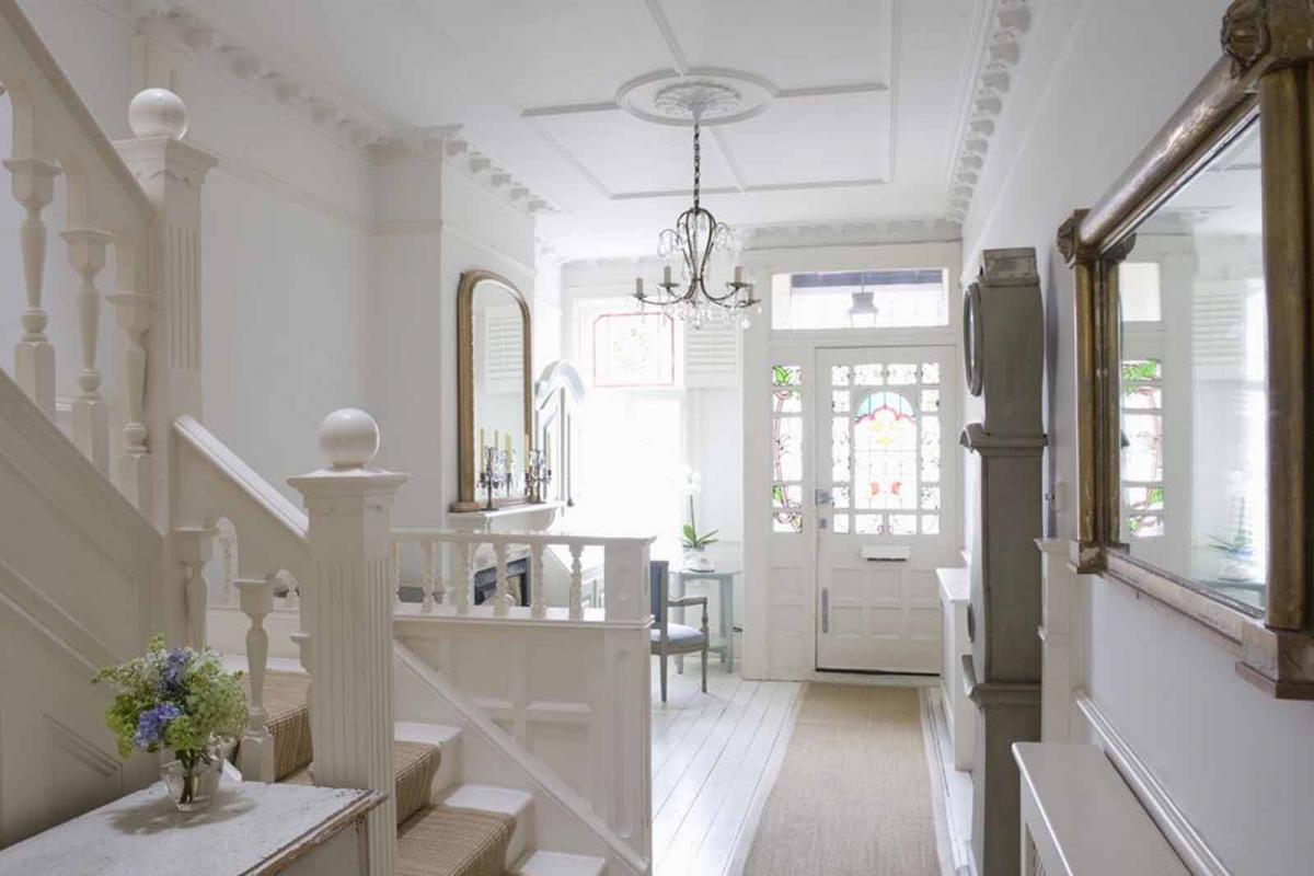 Огледало с лице към стълбището