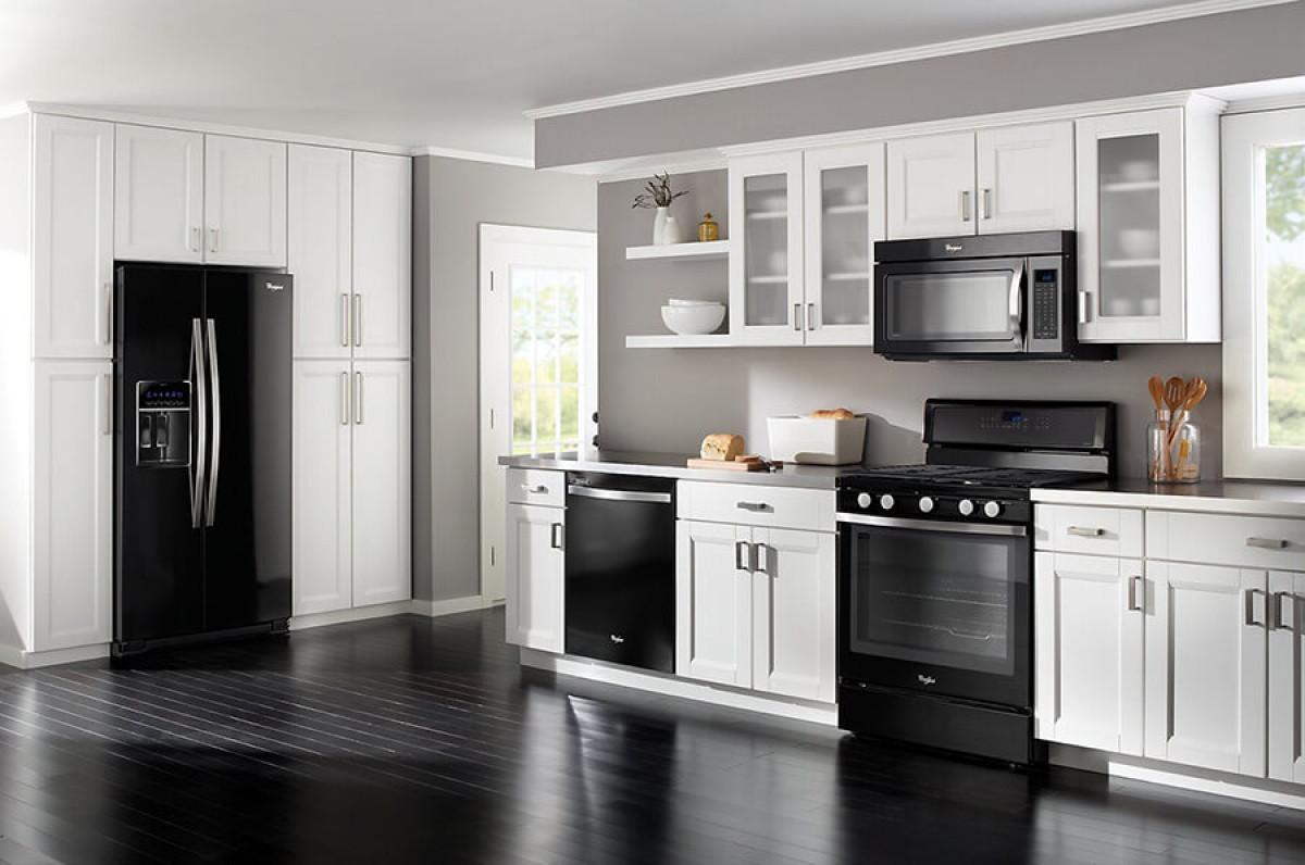 Съчетайте цветната кухня с черна техника