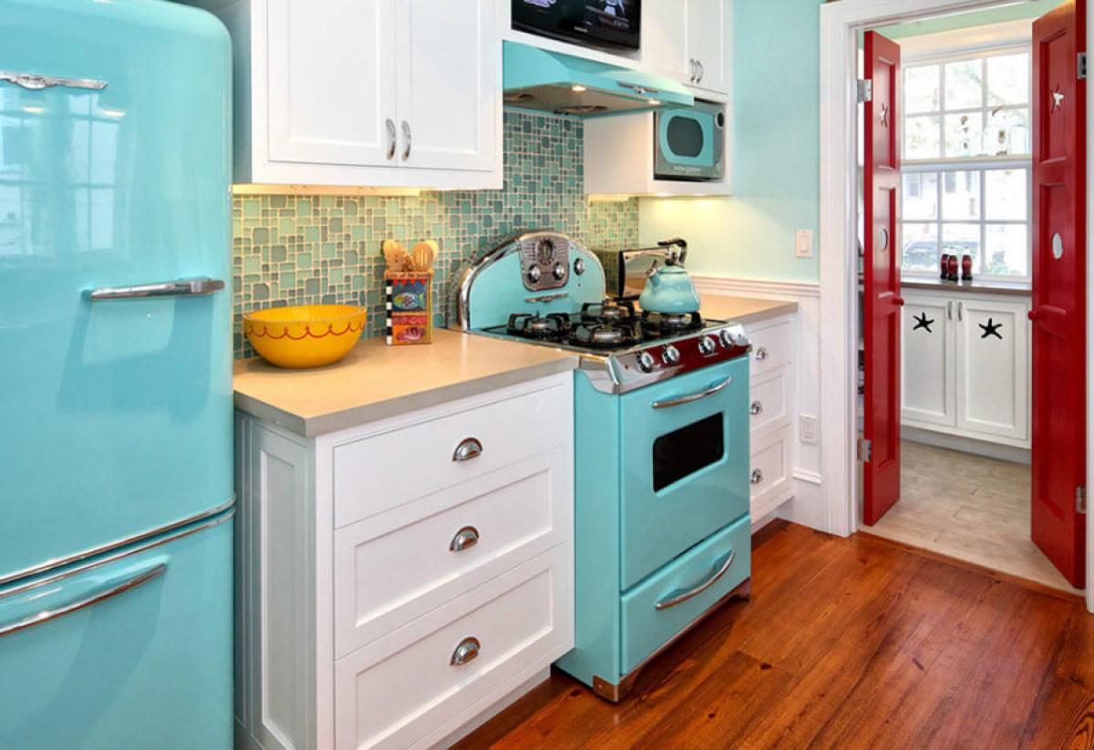 50-те ни посрещат с ярки кухненски уреди