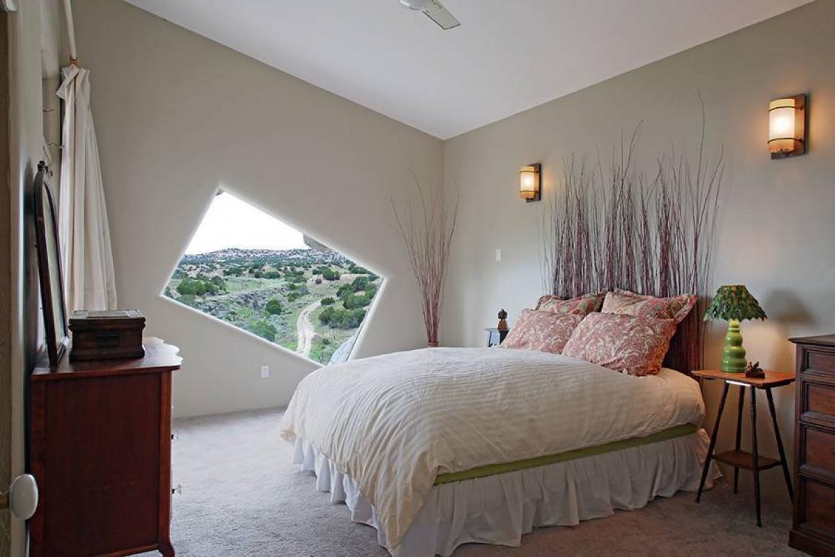 Мансарда, превърната в романтична спалня