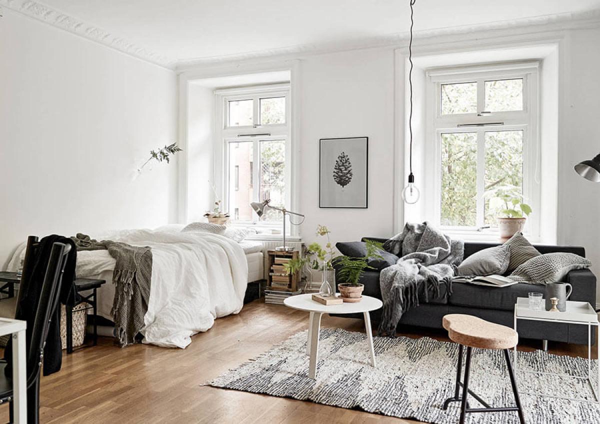 Поставете меки одеяла и декоративни възглавнички в хола