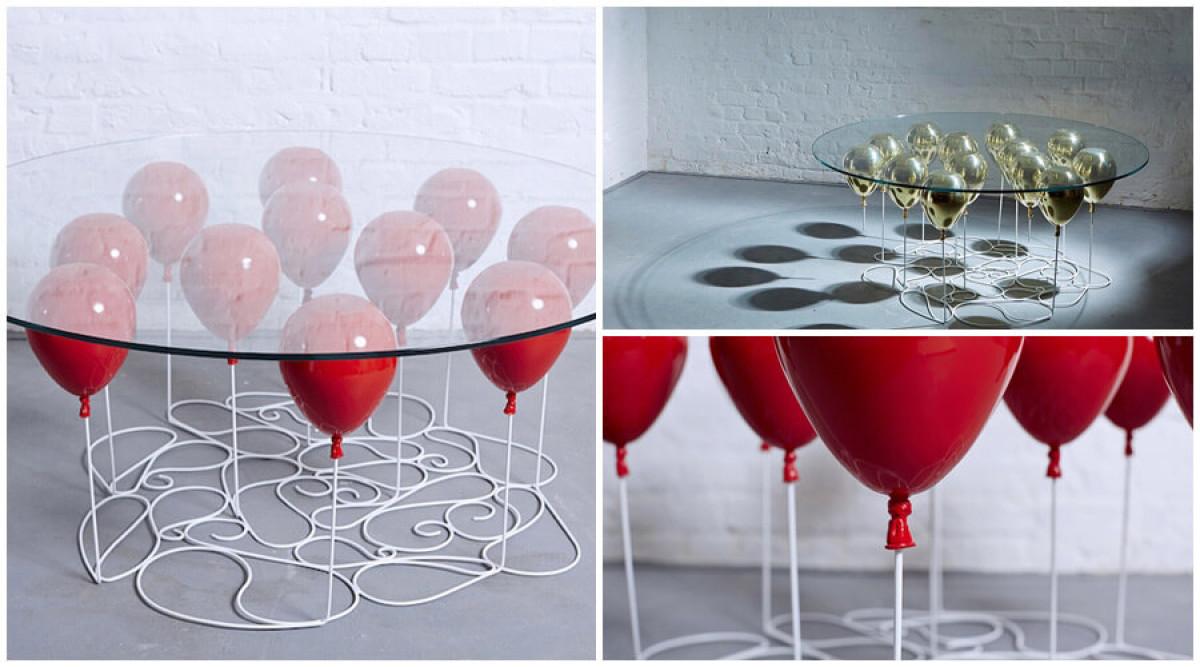 Високо в небето с маса, която се крепи върху балони