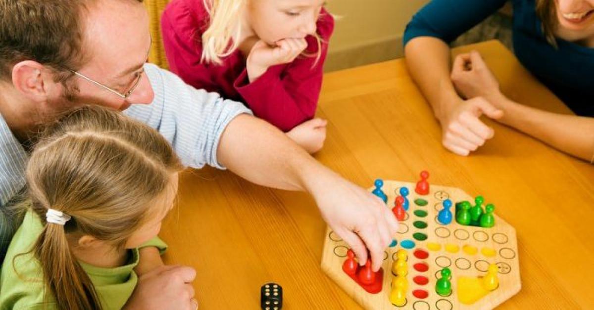 7 идеи за игри у дома, които ще сплотят семейството