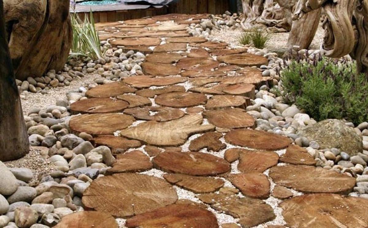 Умело използване на дървото за градинска пътека