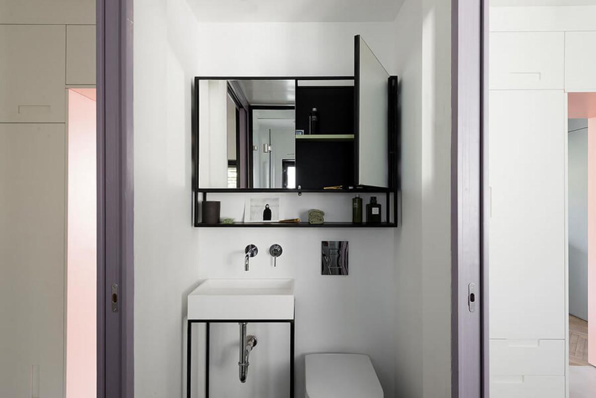 Банята е малка, но интересно проектирана