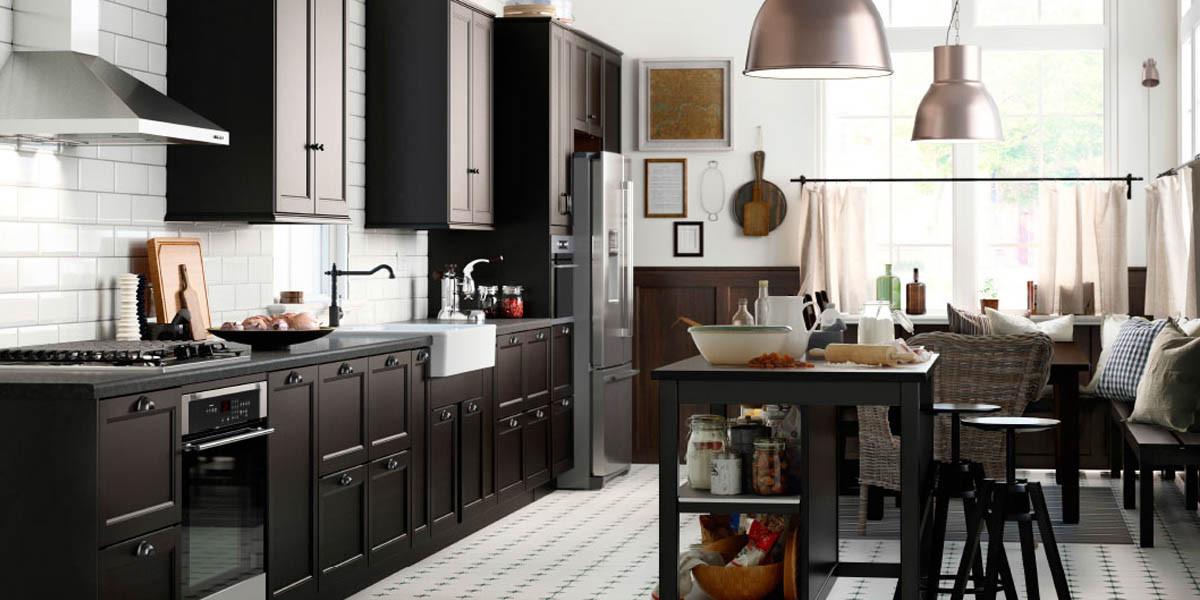 Тъмно дърво, естествени материали и ярки светлини