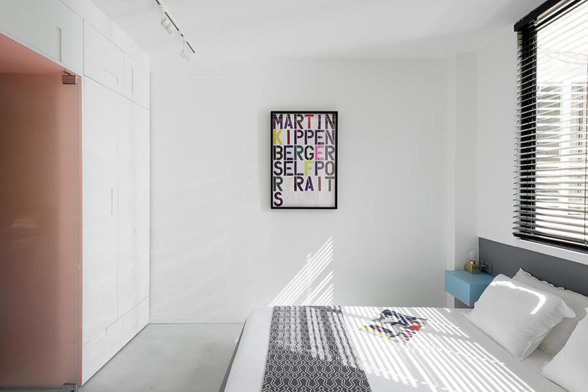 Бялото доминира в една от спалните с елегантно излъчване